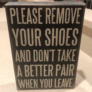Please remove your shoes sign